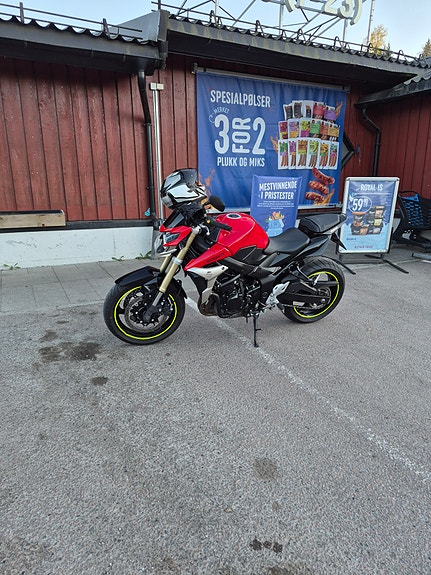 Suzuki GSR 750 16 of 23