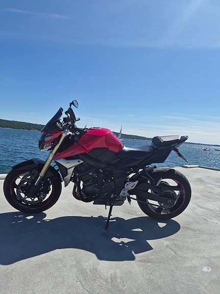 Suzuki GSR 750 7 of 23