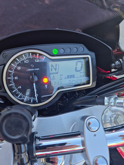 Suzuki GSR 750 17 of 23