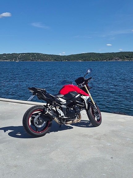 Suzuki GSR 750 9 of 23