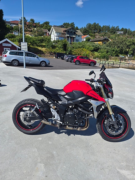 Suzuki GSR 750 5 of 23