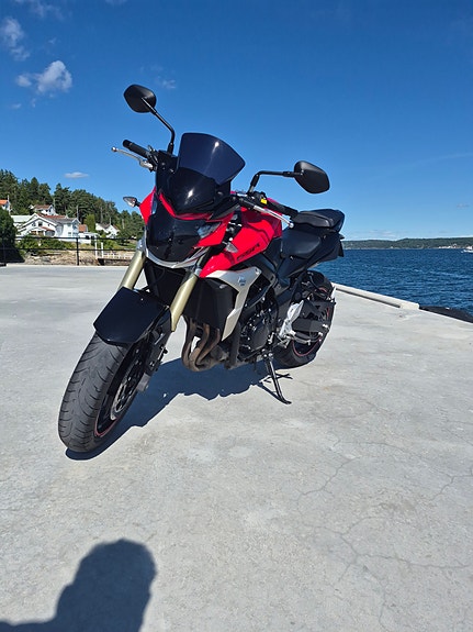 Suzuki GSR 750 6 of 23