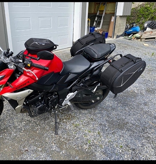 Suzuki GSR 750 23 of 23