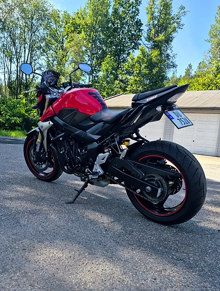 Suzuki GSR 750 3 of 23