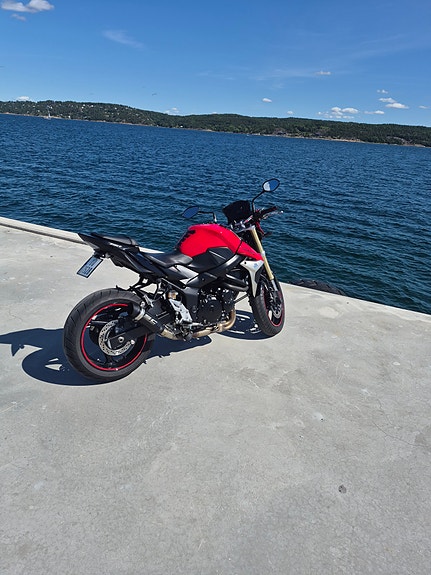 Suzuki GSR 750 10 of 23
