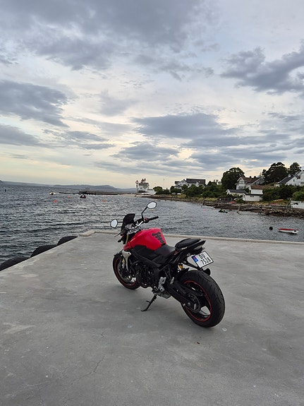 Suzuki GSR 750 13 of 23