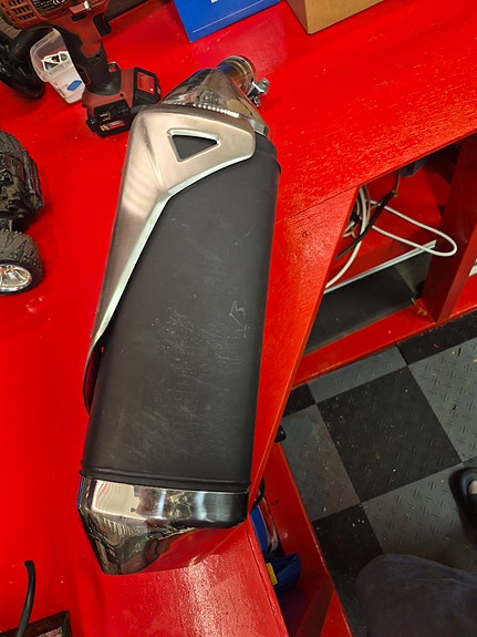Suzuki GSR 750 19 of 23