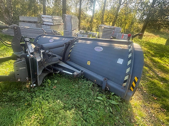 JCB Fastrack - lav timestand - 4x4 - brøyterigget - lametal skjær - tokvam snøfres - 4 doble uttak 22 of 30