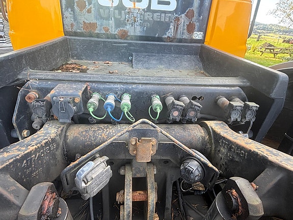 JCB Fastrack - lav timestand - 4x4 - brøyterigget - lametal skjær - tokvam snøfres - 4 doble uttak 13 of 30