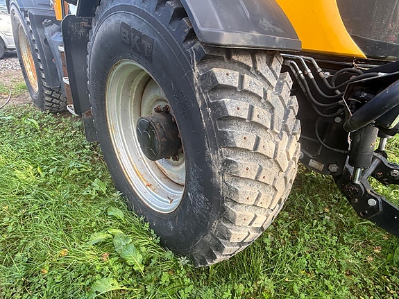 JCB Fastrack - lav timestand - 4x4 - brøyterigget - lametal skjær - tokvam snøfres - 4 doble uttak 27 of 30
