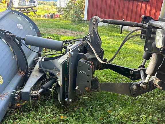 JCB Fastrack - lav timestand - 4x4 - brøyterigget - lametal skjær - tokvam snøfres - 4 doble uttak 16 of 30