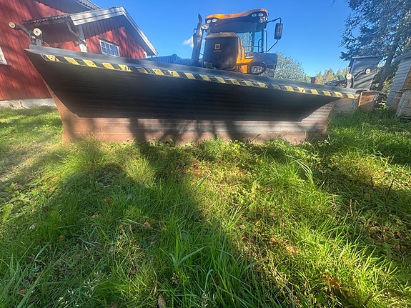 JCB Fastrack - lav timestand - 4x4 - brøyterigget - lametal skjær - tokvam snøfres - 4 doble uttak 19 of 30