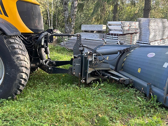 JCB Fastrack - lav timestand - 4x4 - brøyterigget - lametal skjær - tokvam snøfres - 4 doble uttak 17 of 30