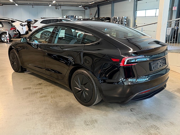 Tesla Model 3 4 of 5