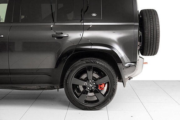 Land Rover Defender 110 17 of 30