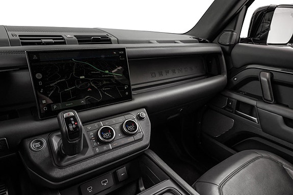 Land Rover Defender 110 11 of 30