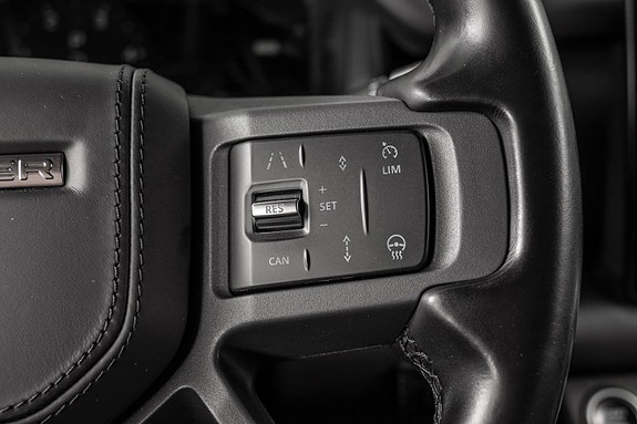 Land Rover Defender 110 23 of 30