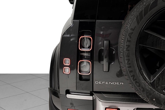 Land Rover Defender 110 15 of 30