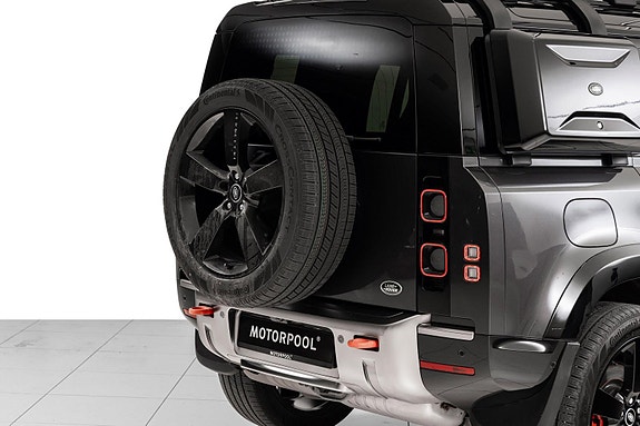 Land Rover Defender 110 14 of 30