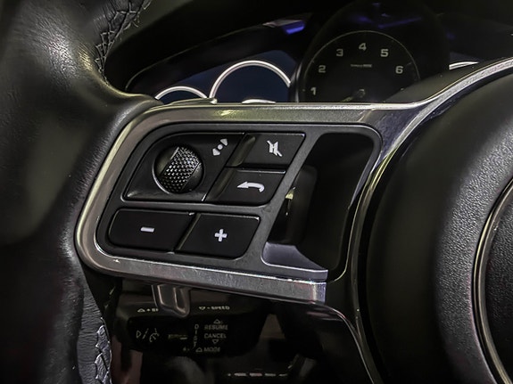 Porsche Cayenne 16 of 30