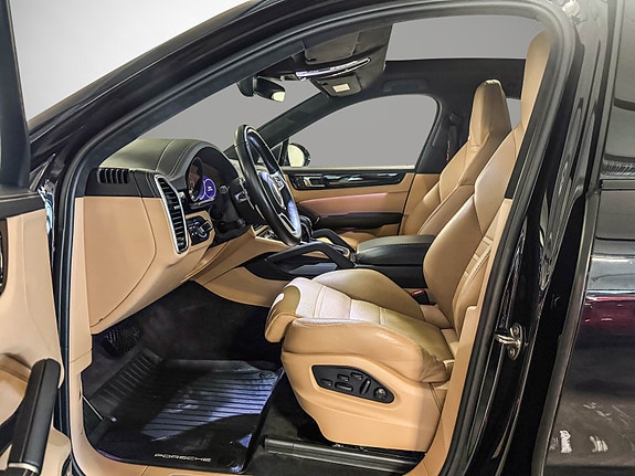 Porsche Cayenne 12 of 30