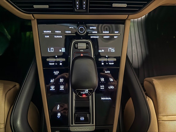 Porsche Cayenne 21 of 30