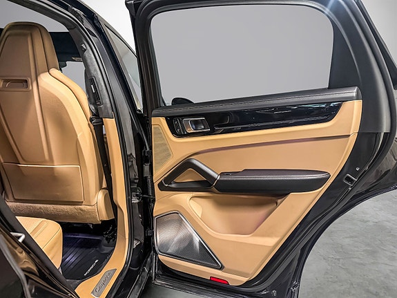 Porsche Cayenne 28 of 30