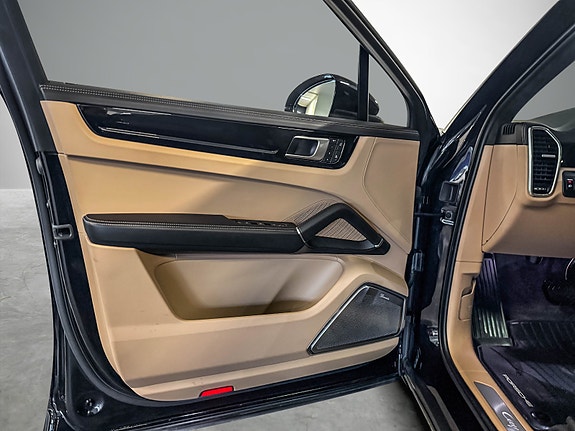 Porsche Cayenne 9 of 30