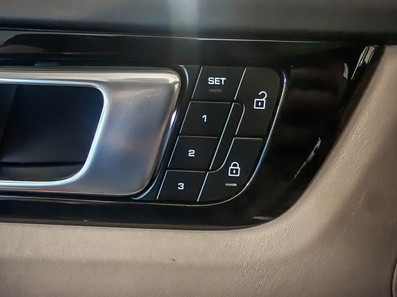Porsche Cayenne 11 of 30