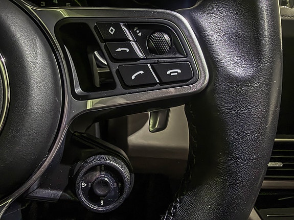 Porsche Cayenne 17 of 30