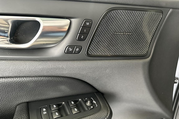 Volvo V60 Cross Country 17 of 24