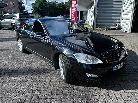 Mercedes-Benz S320 3 of 5