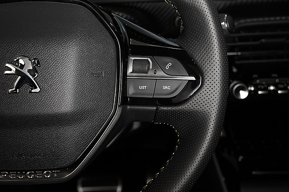 Peugeot e-2008 14 of 26