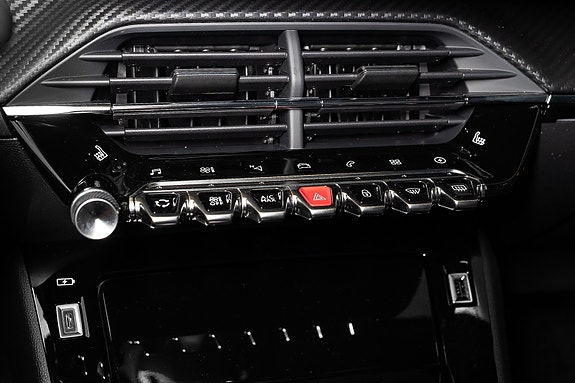 Peugeot e-2008 23 of 26
