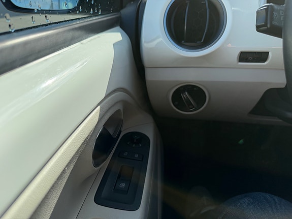 Volkswagen UP! 24 of 28