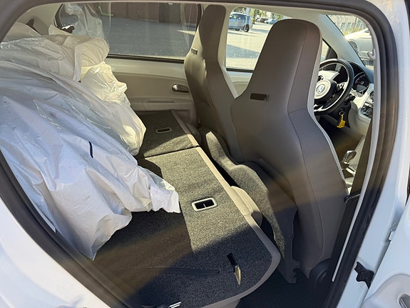 Volkswagen UP! 27 of 28