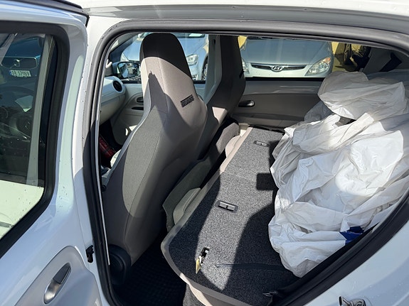 Volkswagen UP! 26 of 28