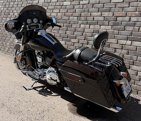 Harley-Davidson FLHX Street Glide 7 of 9
