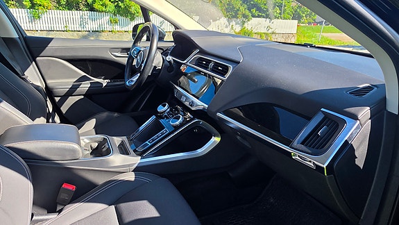 Jaguar I-PACE 12 of 19