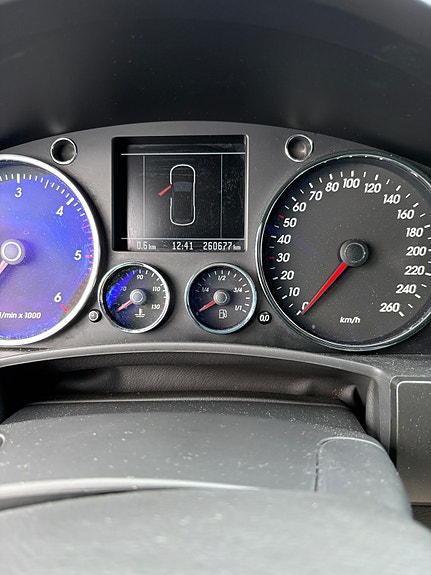 Volkswagen Touareg 2 of 5