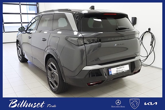 Peugeot e-5008 2 of 22