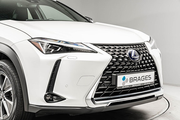 Lexus UX300e 11 of 26