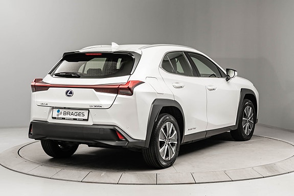 Lexus UX300e 4 of 26