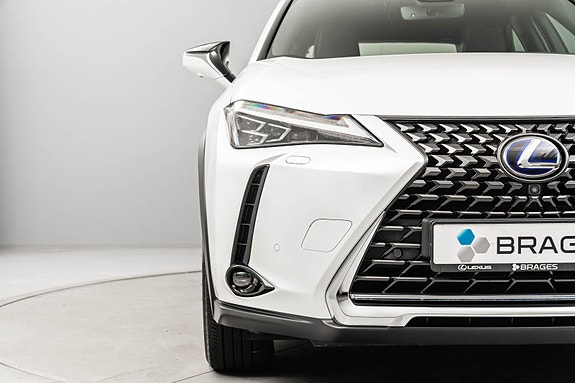 Lexus UX300e 10 of 26