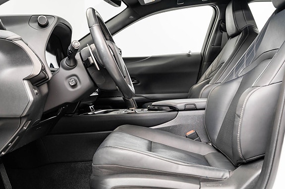Lexus UX300e 15 of 26