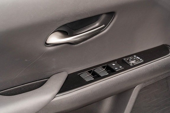 Lexus UX300e 17 of 26