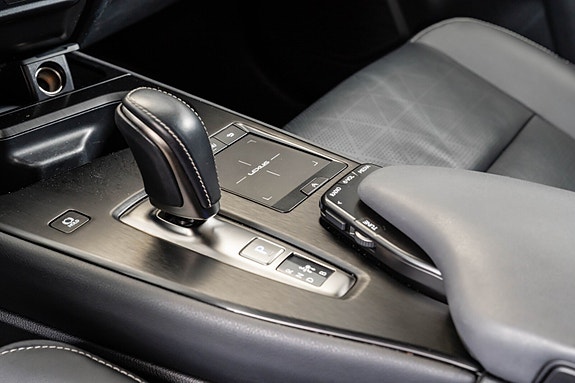 Lexus UX300e 14 of 26