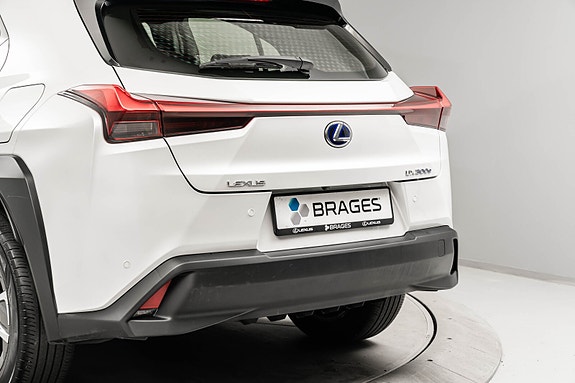Lexus UX300e 9 of 26