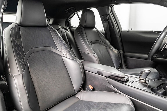 Lexus UX300e 25 of 26