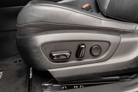 Lexus UX300e 16 of 26